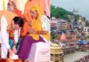 सीएम धामी ने कांवड़ियों के चरण धोकर लिया आशीर्वाद, हेलीकॉप्टर हुई पुष्पवर्षा CM Dhami sought blessings by washing feet of Kanwariyas