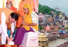 सीएम धामी ने कांवड़ियों के चरण धोकर लिया आशीर्वाद, हेलीकॉप्टर हुई पुष्पवर्षा CM Dhami sought blessings by washing feet of Kanwariyas