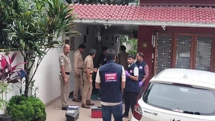 Huband-Killed-Wife Husband kills wife with a sharp-edged weapon
