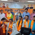 श्रीनगर की निर्दलीय मेयर के साथ 10 पार्षद भाजपा में शामिल City independent mayor and 10 councillors join BJP