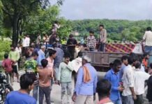अवैध खनन के दौरान हुए हादसे में ट्रैक्टर चालक की मौत Tractor driver dies in accident during illegal mining