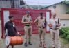 पुलिस ने भूमि धोखाधड़ी के मामले में कांग्रेस नेता और उसके बेटे समेत तीन आरोपियों के खिलाफ ढोल-नगाड़ों के साथ मुनादी कराई Munadi against Congress leader in land fraud case