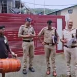 पुलिस ने भूमि धोखाधड़ी के मामले में कांग्रेस नेता और उसके बेटे समेत तीन आरोपियों के खिलाफ ढोल-नगाड़ों के साथ मुनादी कराई Munadi against Congress leader in land fraud case