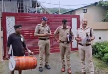 पुलिस ने भूमि धोखाधड़ी के मामले में कांग्रेस नेता और उसके बेटे समेत तीन आरोपियों के खिलाफ ढोल-नगाड़ों के साथ मुनादी कराई Munadi against Congress leader in land fraud case