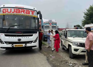 लग्जरी-स्लीपर बसों पर आरटीओ का छापा, गड़बड़ी मिलने पर 16 बसें सीज, 185 का चालान RTO raids luxury sleeper buses