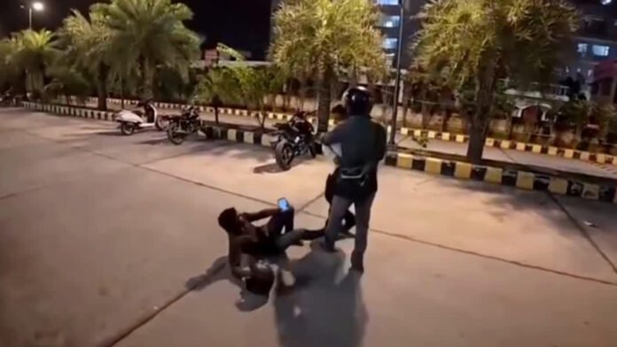 डिलीवरी बॉय से मारपीट मामले में सिक्योरिटी गार्ड गिरफ्तार डिलीवरी बॉय से मारपीट मामले में सिक्योरिटी गार्ड गिरफ्तार